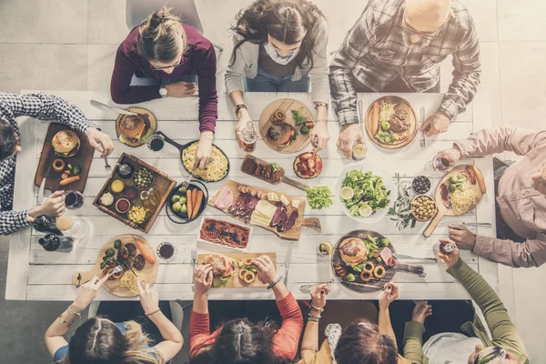 Grupo Personas Comiendo Juntas — Foto de Stock