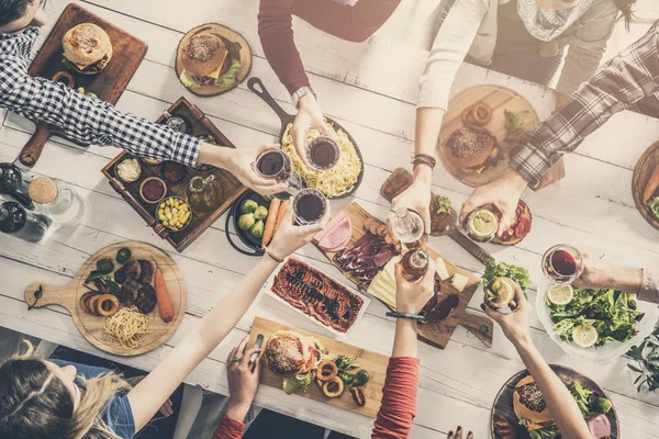 Grupo Personas Que Tintinean Bebidas — Foto de Stock