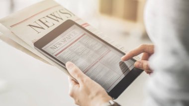 Holding ve tablet haber okuma kişi