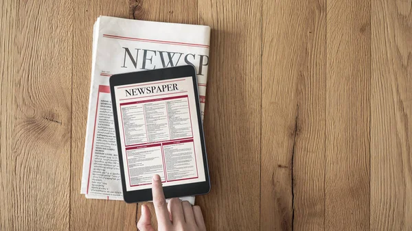 Leyendo Noticias Tableta Periódico Sobre Fondo Madera — Foto de Stock