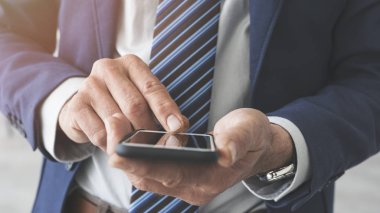 İş adamı cep telefonu kullanıyor