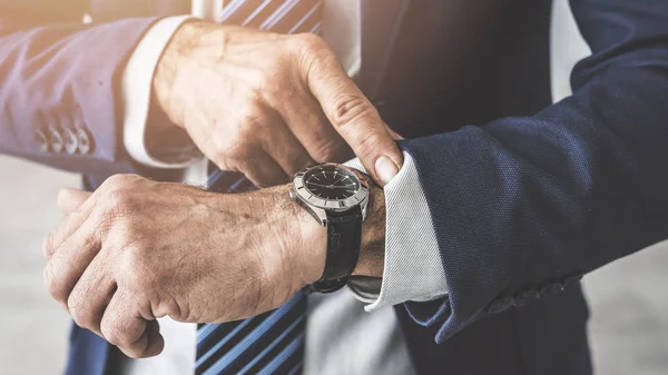 Uomo Che Controlla Ora Del Suo Orologio — Foto Stock