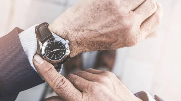 Mann Kontrolliert Zeit Seiner Uhr — Stockfoto