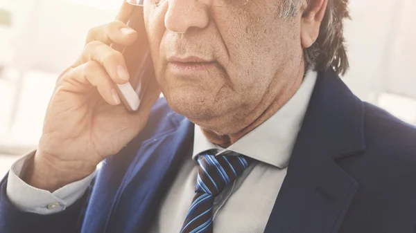 Geschäftsmann Telefoniert Mit Dem Handy — Stockfoto