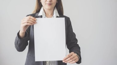  Boş dikey reklam kartı tutan kadın