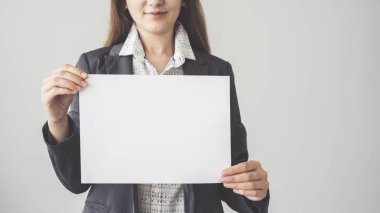  Boş yatay reklam kartı tutan kadın