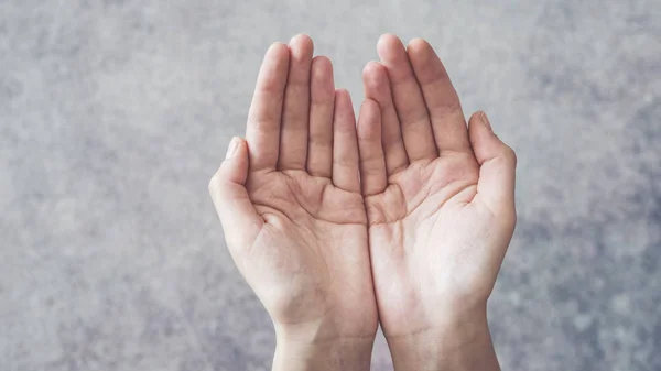 Donna Coppa Mani Che Tengono Qualcosa — Foto Stock