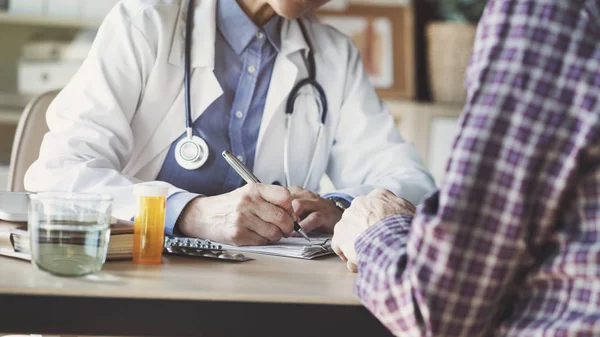 Médico Com Paciente Consultório Médico — Fotografia de Stock