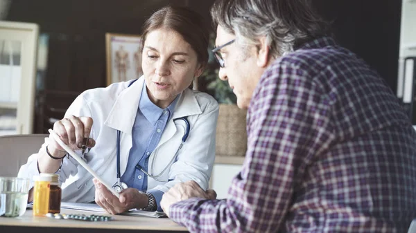 Arts Met Patiënt Het Medisch Kantoor — Stockfoto