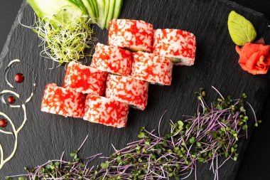 İçinde avokado, salatalık ve somon bulunan suşi Rolls-Royce 'u izole ettik. Kaliforniya dürümleri turuncu tobiko ya da masago havyarı ile kaplıdır. Suşi menüsü. Yatay fotoğraf.