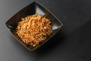 Yumurtalı, domatesli, acılı Asya pilavı, kızarmış soğan ve yakın plan bir tabakta susam, yukarıdan yatay görüş. Nijerya yemek partisi: Bir tabakta yakın plan kızarmış soğanlı Jollof pilav.