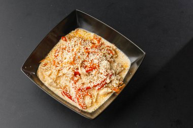  Siyah arka planda siyah bir kasede lezzetli kremalı peynir soslu sebze ve udon eriştesi. Yatay fotoğraf.