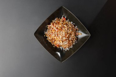 Yumurtalı, domatesli, kırmızı biberli ve yakın plan Asya pilavlı, yukarıdan yatay manzaralı. Nijerya yemek partisi: Bir tabakta yakın plan kızarmış soğanlı Jollof pilav.