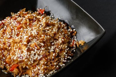 Yumurtalı, domatesli, kırmızı biberli ve yakın plan Asya pilavlı, yukarıdan yatay manzaralı. Nijerya yemek partisi: Bir tabakta yakın plan kızarmış soğanlı Jollof pilav.