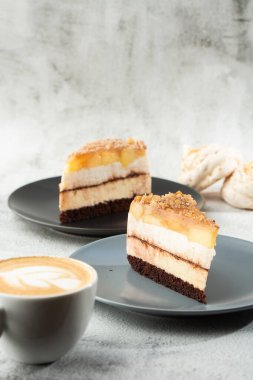 Mermer kaplama gri tabakta armut çikolatalı kek. Seçici odaklanma. Dikey fotoğraf. Fırın için menü. Kafe menüsü. Hamur işi. Cafe restoranında lezzetli ve tatlı bir tatlı..