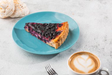 Mermer arka planda yabanmersinli ve böğürtlenli lezzetli ev yapımı turta. Üst Manzara. Uzayı kopyala Yatay olarak. cafe için menü.