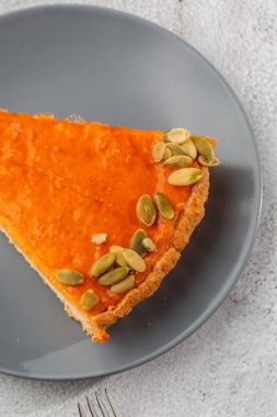 Gri tabakta açık turtalı, tatlı çatallarıyla süslenmiş lezzetli turta porsiyonu, üst manzara. Parlak mermer arka plan. Uzayı kopyala Dikey. cafe için menü