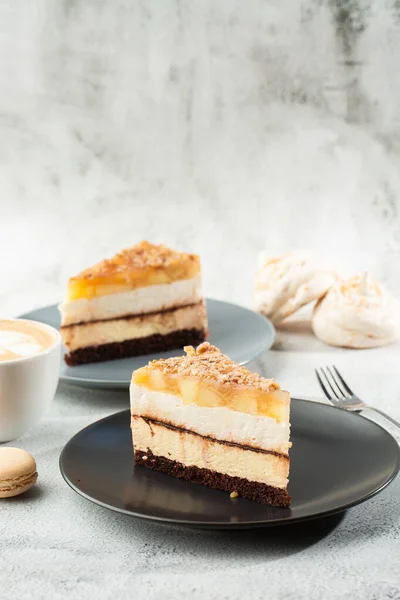 Mermer kaplama gri tabakta armut çikolatalı kek. Seçici odaklanma. Dikey fotoğraf. Fırın için menü. Kafe menüsü. Hamur işi. Cafe restoranında lezzetli ve tatlı bir tatlı..