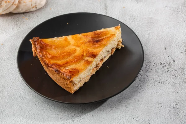 Crostata fatta in casa torta di mele al forno con mele tagliate a forma circolare decorativa sulla parte superiore della crosta burrosa sfoglia su sfondo di marmo. Stile rustico. Ricevuto. Orizzontale. menù per caffetteria — Foto Stock