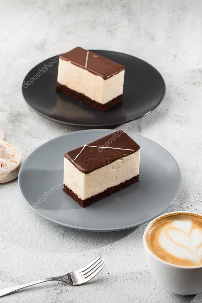 Trozo de pastel con soufflé Leche de pájaro, galleta, mousse y