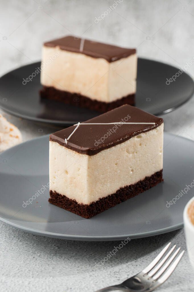 Trozo de pastel con soufflé Leche de pájaro, galleta, mousse y