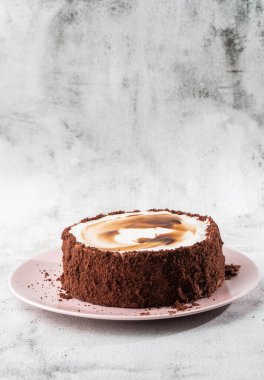 Mermer arka plandaki masada nefis bir pasta. Pasta kafesi ya da kafe menüsü için duvar kağıdı. dikey.