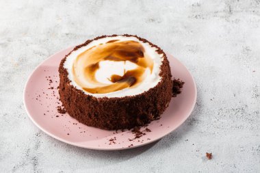 Mermer arka plandaki masada nefis bir pasta. Pasta kafesi ya da kafe menüsü için duvar kağıdı. Yatay