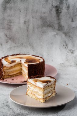 Lezzetli Victoria Süngeri, mermer arka planda beyaz kremalı. Pasta kafesi ya da kafe menüsü için duvar kağıdı. dikey.