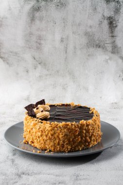 Mermer arka plandaki masada nefis bir pasta. Pasta kafesi ya da kafe menüsü için duvar kağıdı. dikey.