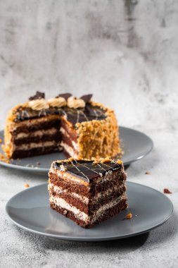 Lezzetli çikolatalı pasta, beyaz hindistan cevizi kreması ve mermer kaplama masa. Pasta kafesi ya da kafe menüsü için duvar kağıdı. dikey.