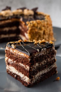 Lezzetli çikolatalı pasta, beyaz hindistan cevizi kreması ve mermer kaplama masa. Pasta kafesi ya da kafe menüsü için duvar kağıdı. dikey.