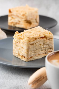 Napolyon 'u mavi tabakta mermer arka planda görmek çok kolay. Geleneksel Millefeuille tatlısı, puf böreği ve muhallebi, fotokopi alanı. Dikey fotoğraf. Fırın menüsü için fotoğraf.