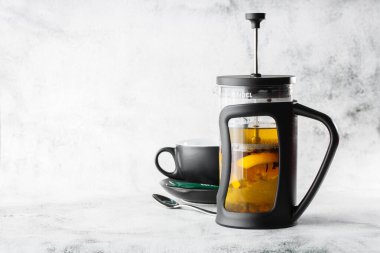 Fransız matbaasında deniz karabatağı çayı ve parlak mermer arka planda koyu fincanı var. Genel görünüm, kopyalama alanı. Kafe menüsü reklamı. Kahve dükkanı menüsü. Yatay fotoğraf.