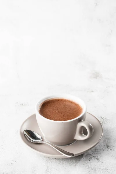 Kopp med varm kakao eller varm choklad eller americano i vit kopp isolerad på ljus marmor bakgrund. Overhead view, kopiera utrymme. Reklam för cafémenyn. Kafémenyn. Vertikalt foto. traditionell dr — Stockfoto