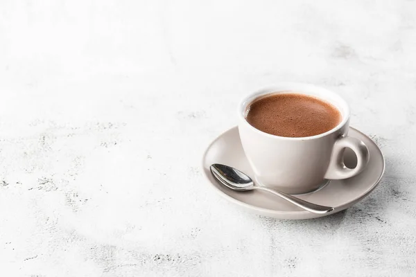 Kopp med varm kakao eller varm choklad eller americano i vit kopp isolerad på ljus marmor bakgrund. Overhead view, kopiera utrymme. Reklam för cafémenyn. Kafémenyn. Horisontellt foto. Traditionell — Stockfoto