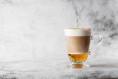 İrlanda viskisi ve kremalı kahve parlak mermer arka planda izole edilmiş. Genel görünüm, kopyalama alanı. Kafe menüsü reklamı. Kahve dükkanı menüsü. Yatay fotoğraf.