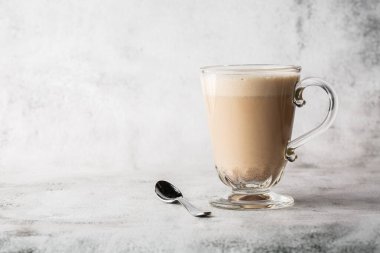 Süt, rom, tarçın ve parlak mermer arka planda çırpılmış kremayla kaplı çikolatalı cam bardakta geleneksel kış içkisi. Genel görünüm, kopyalama alanı. Kafe menüsü reklamı. Kahve!