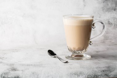 Süt, rom, tarçın ve parlak mermer arka planda çırpılmış kremayla kaplı çikolatalı cam bardakta geleneksel kış içkisi. Genel görünüm, kopyalama alanı. Kafe menüsü reklamı. Kahve!