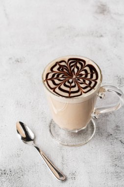 Süt, rom, tarçın ve parlak mermer arka planda çırpılmış kremayla kaplı çikolatalı cam bardakta geleneksel kış içkisi. Genel görünüm, kopyalama alanı. Kafe menüsü reklamı. Kahve!