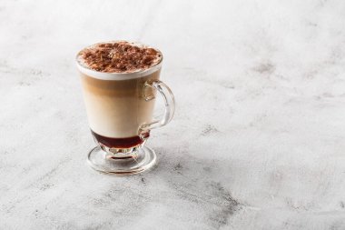 İrlanda viskisi ve kremalı kahve parlak mermer arka planda izole edilmiş. Genel görünüm, kopyalama alanı. Kafe menüsü reklamı. Kahve dükkanı menüsü. Yatay fotoğraf.