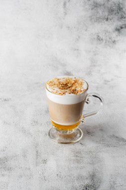 İrlanda viskisi ve kremalı kahve parlak mermer arka planda izole edilmiş. Genel görünüm, kopyalama alanı. Kafe menüsü reklamı. Kahve dükkanı menüsü. Dikey fotoğraf.