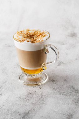 İrlanda viskisi ve kremalı kahve parlak mermer arka planda izole edilmiş. Genel görünüm, kopyalama alanı. Kafe menüsü reklamı. Kahve dükkanı menüsü. Dikey fotoğraf.