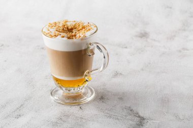 İrlanda viskisi ve kremalı kahve parlak mermer arka planda izole edilmiş. Genel görünüm, kopyalama alanı. Kafe menüsü reklamı. Kahve dükkanı menüsü. Yatay fotoğraf.