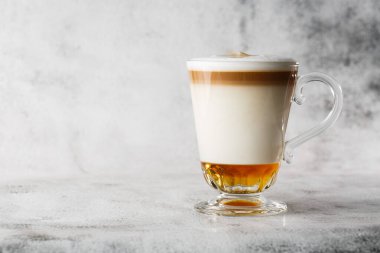 İrlanda viskisi ve kremalı kahve parlak mermer arka planda izole edilmiş. Genel görünüm, kopyalama alanı. Kafe menüsü reklamı. Kahve dükkanı menüsü. Yatay fotoğraf.