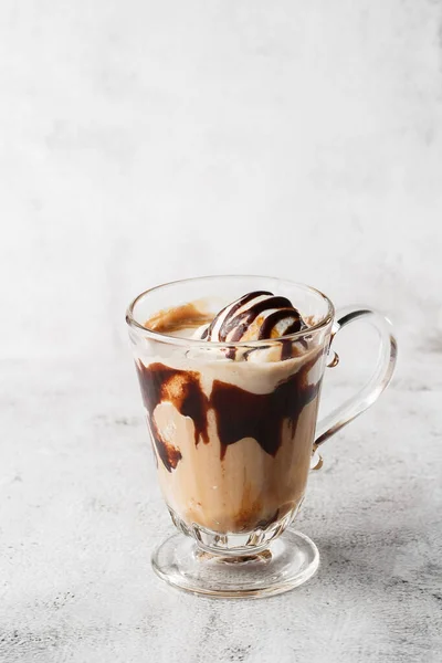 Cokelat frappe dengan krim kocok, sirup coklat dan es krim pada latar belakang marmer yang cerah. Pandangan ke atas, salin ruang. Iklan untuk menu kafe. Menu kedai kopi. Foto vertikal . — Stok Foto