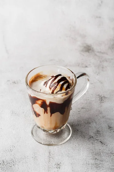 Schokoladenfrappe mit Schlagsahne, Schokoladensirup und Eis auf hellem Marmorhintergrund. Overhead-Ansicht, Kopierraum. Werbung für Café-Menüs. Kaffeehaus-Speisekarte. vertikales Foto. — Stockfoto