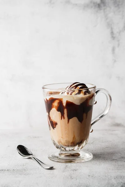Cokelat frappe dengan krim kocok, sirup coklat dan es krim pada latar belakang marmer yang cerah. Pandangan ke atas, salin ruang. Iklan untuk menu kafe. Menu kedai kopi. Foto vertikal . — Stok Foto