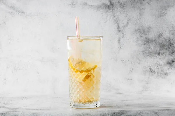 Glass with lemonade with lemon, cold refreshing drink or beverage with ice on bright marble background. Overhead view, copy space. Advertising for cafe menu. Horizontal photo. — Stock Photo, Image