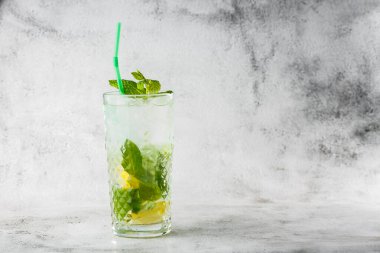 Limon ve naneli klasik mojito kokteyli, soğuk ferahlatıcı içecek ya da parlak mermer arka planda buzlu içecek. Genel görünüm, kopyalama alanı. Kafe menüsü reklamı. Yatay fotoğraf.