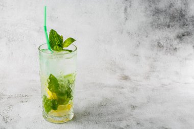 Limon ve naneli klasik mojito kokteyli, soğuk ferahlatıcı içecek ya da parlak mermer arka planda buzlu içecek. Genel görünüm, kopyalama alanı. Kafe menüsü reklamı. Yatay fotoğraf.